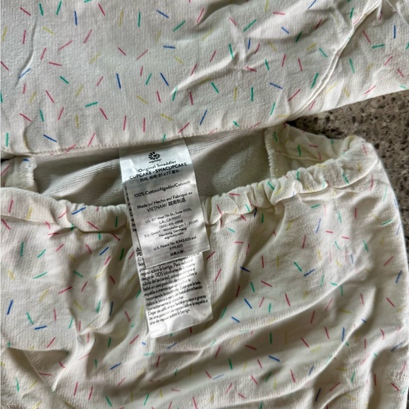 Ergobaby Swaddle Wrap, Original Swaddler, Cupcake - Swacupcake - Picture 6 of 16